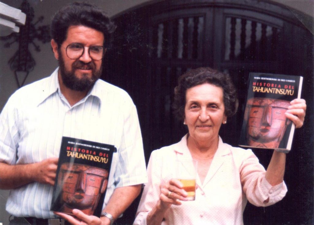 1988. Efraín Gonzales de Olarte, director del IEP, y María Rostworoski muestran la primera edición de 