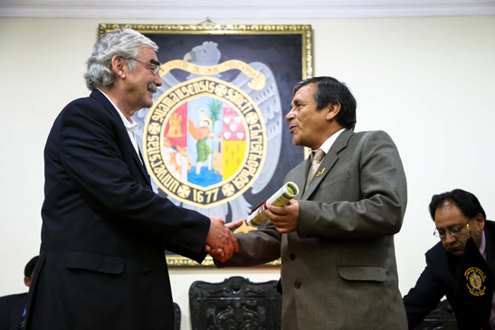U. San Cristóbal de Huamanga distingue como profesor emérito a Jaime Urrutia, investigador del IEP